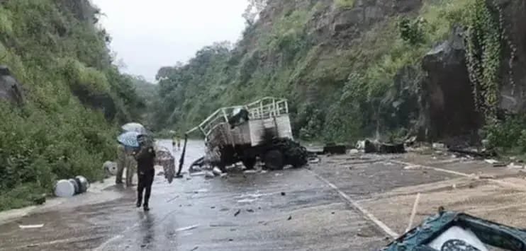 Balod Accident Breaking: बारिश के बीच भीषण सड़क हादसा… धान से भरे ट्रक की टक्कर में 5 की मौत