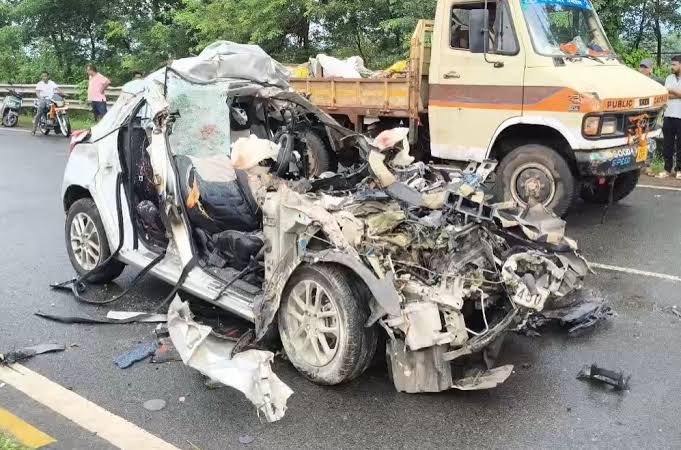 Jamshedpur Accident: खड़े ट्रक से टकराई तेज रफ्तार कार… मंत्री की बेटी समेत 4 की मौत