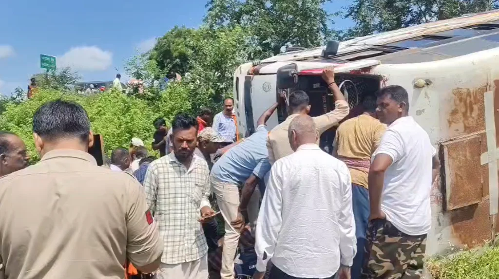 Bus Accident News: कर्मचारियों से भरी बस पलटी… एक युवक की मौत