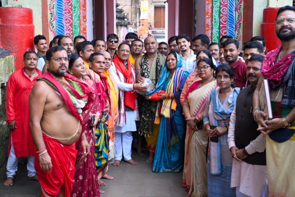 Lingaraj Temple: भुवनेश्वर पहुंचे CM साय… लिंगराज मंदिर में सपत्नीक की पूजा-अर्चना