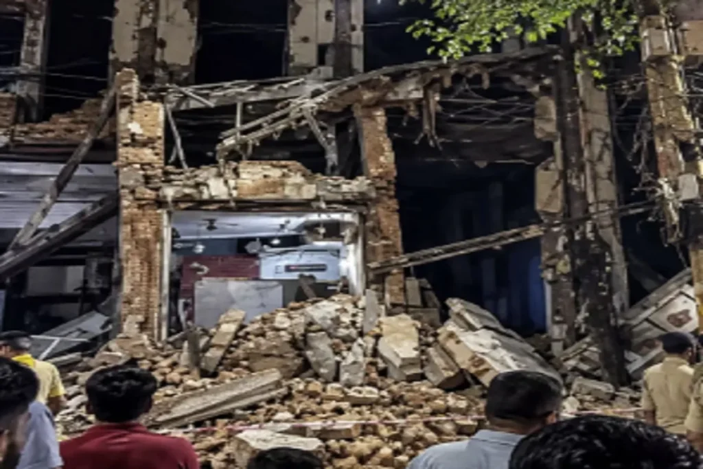 Raipur: रायपुर के सदर बाजार में जर्जर इमारत का हिस्सा गिरा… मचा हड़कंप
