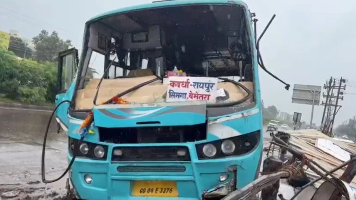 Raipur Road Accident: रायपुर में बारिश के बीच बस हादसा… बस स्टॉप में जा घुसी बस