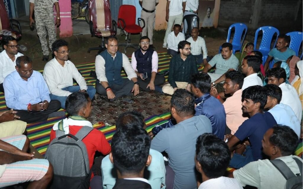 Chhattisgarh: कलेक्टर ने रात 10 बजे लगाई चौपाल… ग्रामीणों के बीच बैठकर सुनी समस्याएं