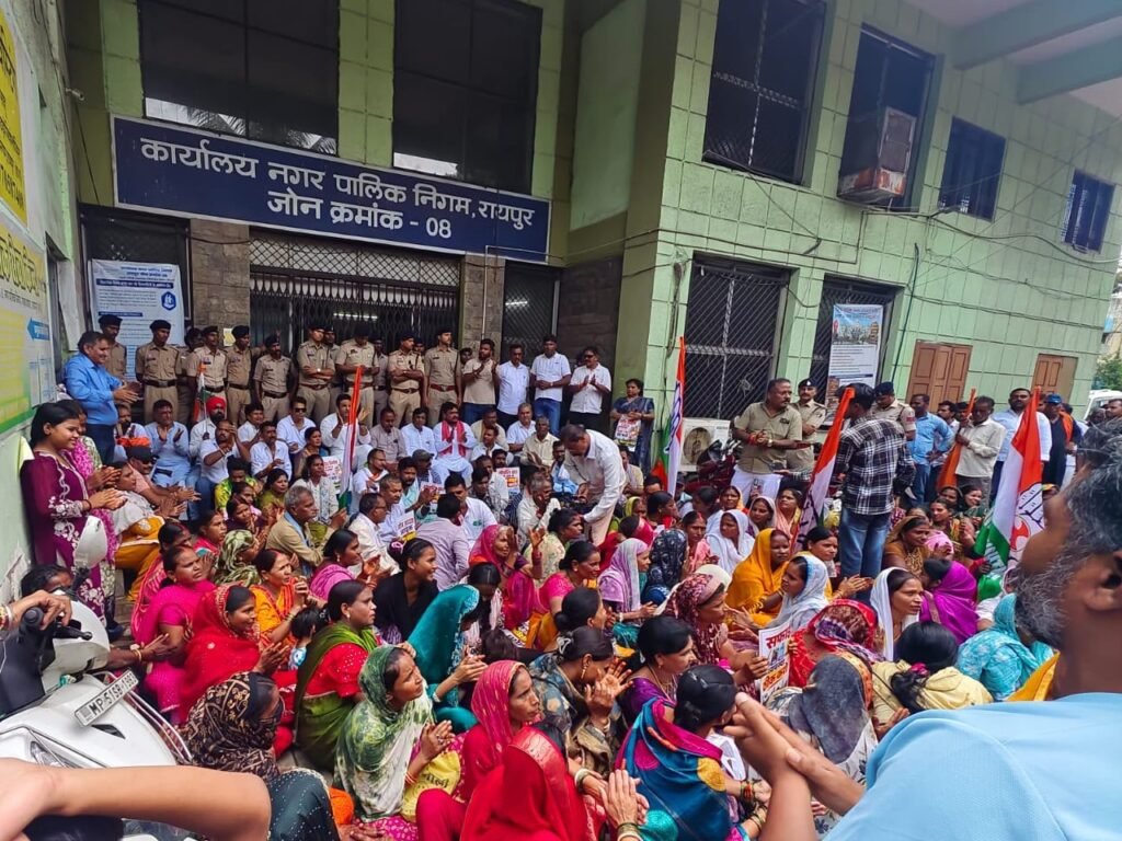 Raipur Congress Protest: जनसमस्याओं को लेकर कांग्रेस का प्रदर्शन… जोन-8 कार्यालय का किया घेराव