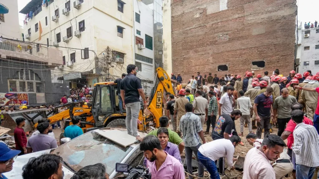 Delhi Building Collapse: दिल्ली में 5 मंजिला इमारत भरभराकर गिरी… 6 लोगों की मौत