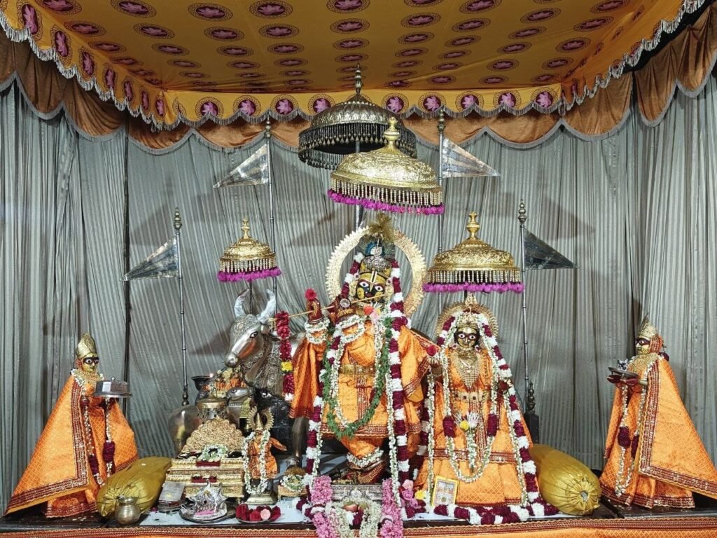 Jaipur News: जन्माष्टमी पर कृष्ण भक्ति में डूबा जयपुर… मंदिर में उमड़ी भीड़