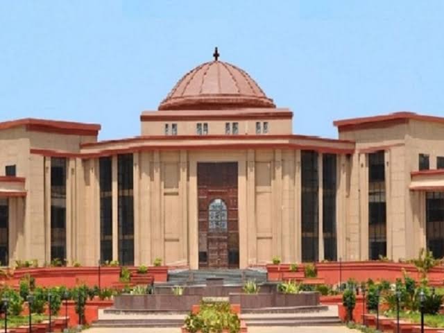 CG High Court: सड़क पर बाइक स्टंट करने वालों पर सख्ती… हाईकोर्ट ने सरकार को दिए निर्देश