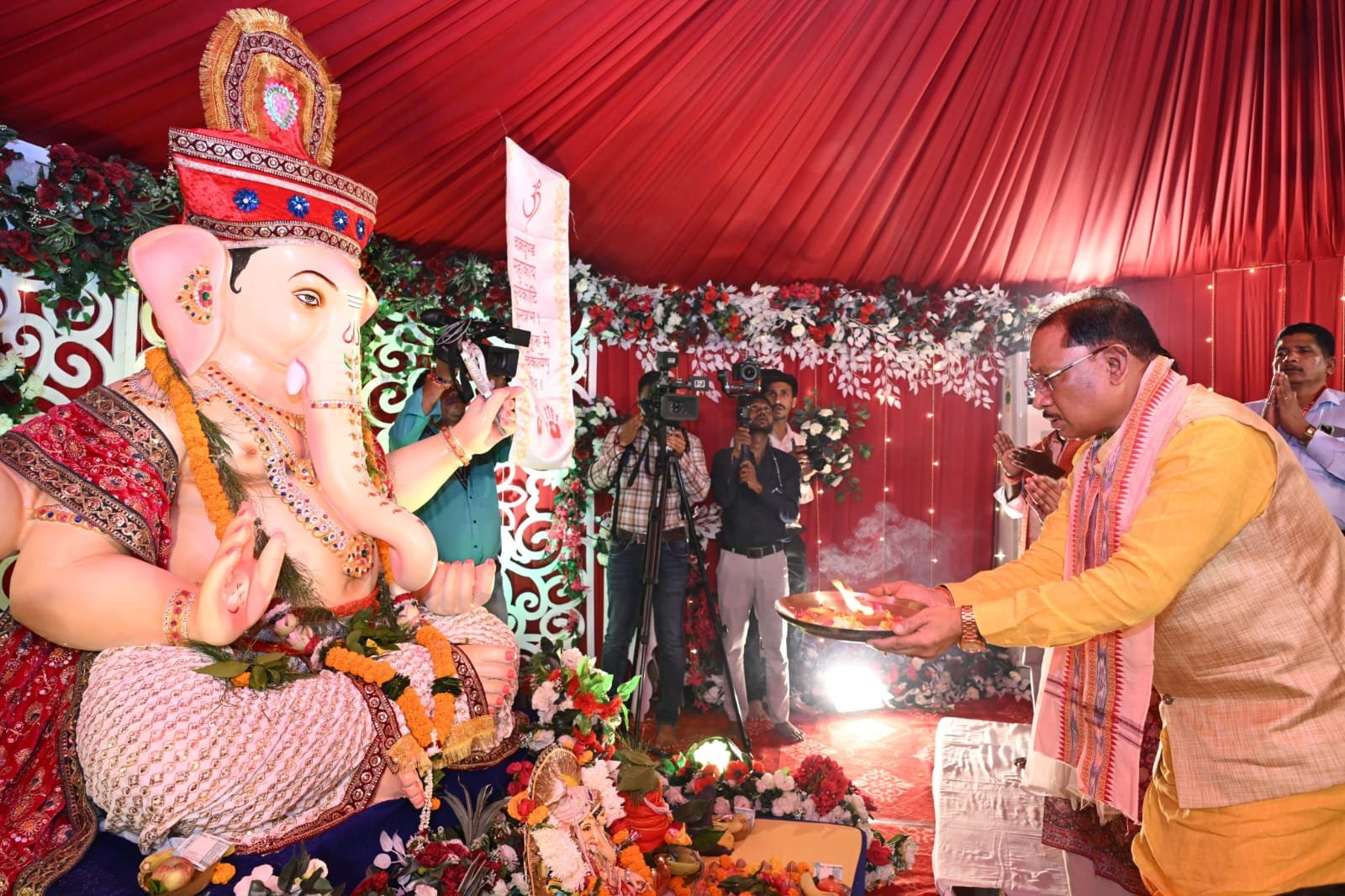 GaneshChaturthi: मुख्यमंत्री निवास में विराजे भगवान गणेश… CM साय ने परिवार संग की पूजा-अर्चना