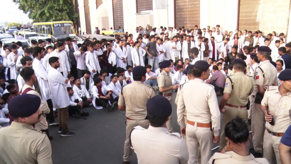 Bhopal Intern Doctors Protest: स्टाइपेंड बढ़ाने की मांग पर भोपाल में इंटर्न डॉक्टरों का प्रदर्शन