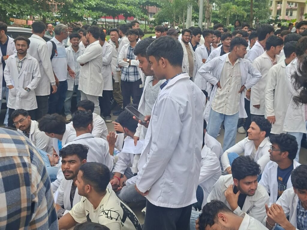 Intern Doctor Protest: इंटर्न डॉक्टरों का प्रदर्शन… CM हाउस की ओर मार्च से पहले पुलिस ने रोका