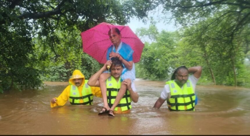 Saragaon: तेज बहाव में फंसी बस… 70 यात्री सुरक्षित निकाले गए