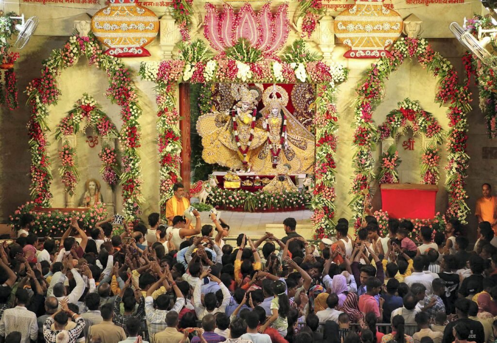 Krishna Janmashtami: श्रीकृष्ण जन्मभूमि से बांके बिहारी तक जन्माष्टमी की धूम… भक्तिमय हुआ ब्रज