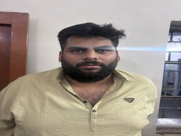 Liquor Sale in Raipur: ड्राई डे के दिन शराब बेचते पकड़ा गया कांग्रेस नेता… पुलिस ने किया गिरफ्तार