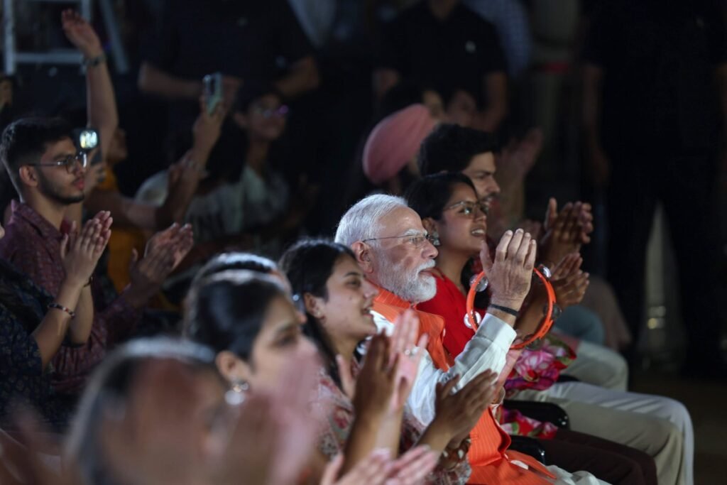 PM Modi GenZ: PM मोदी की Gen-Z के साथ भजन क्लबिंग… भक्ति संगीत में हुए शामिल