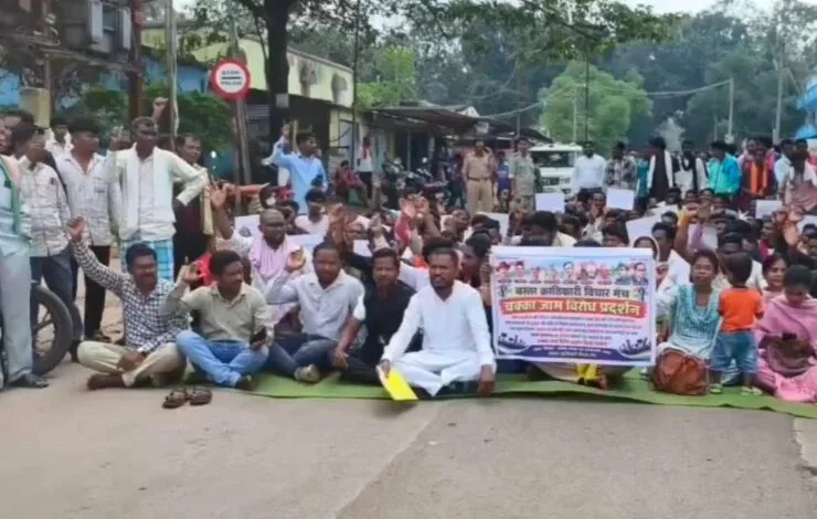 Bastar News: दरभा में सरपंचों और जनपद सदस्यों का प्रदर्शन… NH-30 पर लगाया जाम
