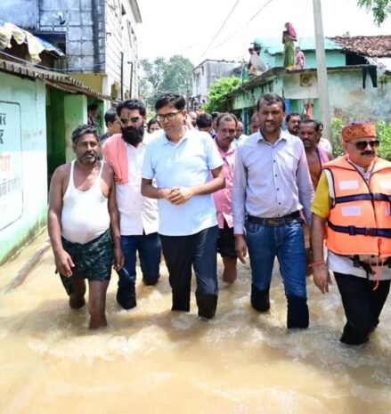 Raigarh Flood Update: बाढ़ प्रभावितों के बीच पहुंचे ओ.पी. चौधरी… बोले- हर परिवार के साथ खड़ी है सरकार