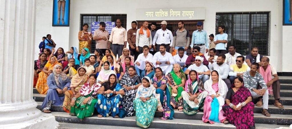 Protest News: भाठागांव सब्जी बाजार को लेकर व्यापारियों का हंगामा… नगर निगम का घेराव