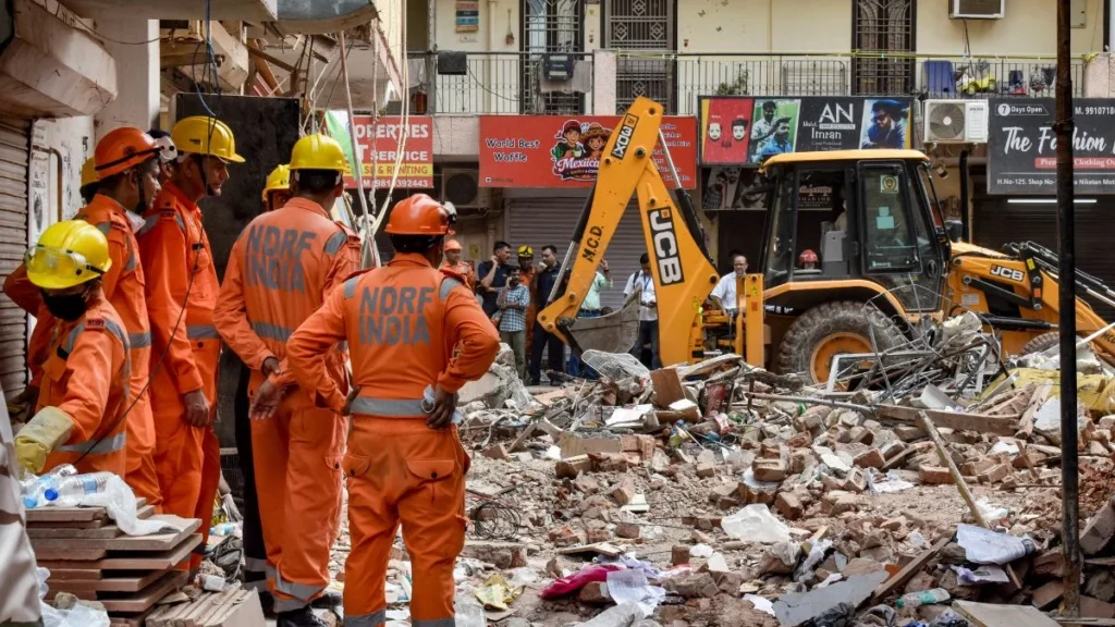 Delhi News: सत्य निकेतन हादसे पर सुप्रीम कोर्ट सख्त… दिल्ली के सभी PG हॉस्टलों के सुरक्षा ऑडिट की मांग