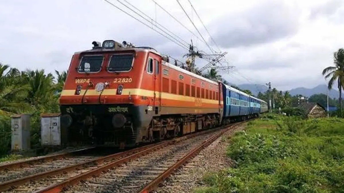CG Train Delay: भारी बारिश से ट्रेनों की रफ्तार प्रभावित… रायपुर पहुंचने वाली कई ट्रेनें घंटों लेट