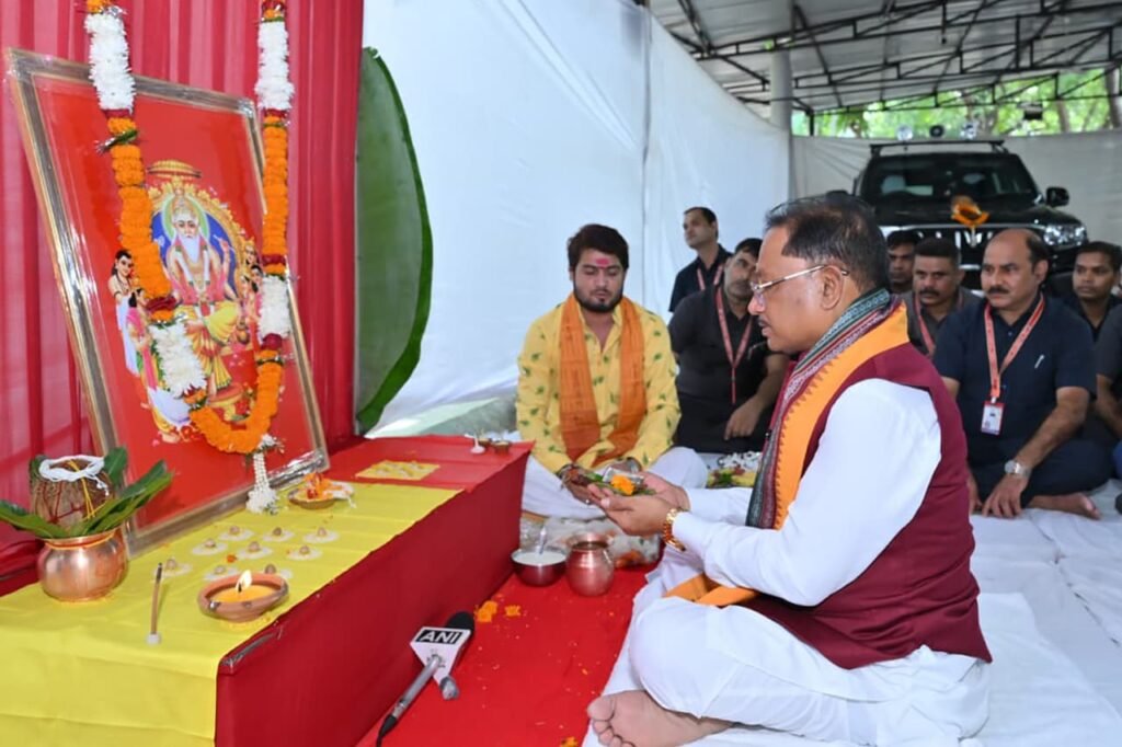 CM House Vishwakarma Pooja: CM साय ने मुख्यमंत्री निवास में की भगवान विश्वकर्मा की पूजा