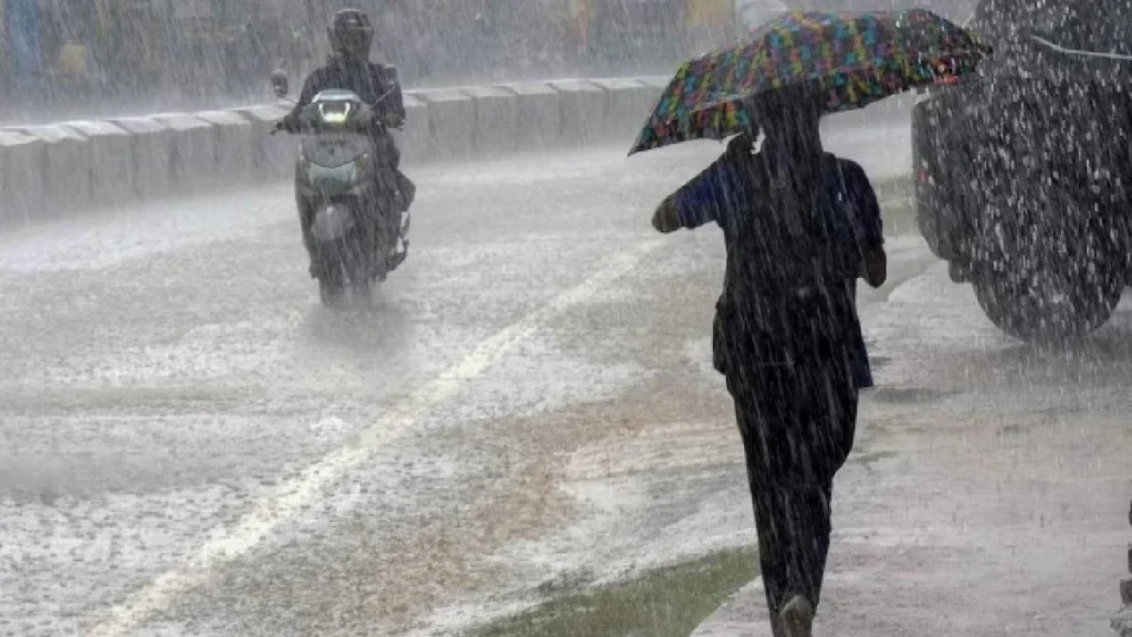 Raipur Weather: रायपुर में अचानक बरसे बादल… झमाझम बारिश से मौसम हुआ सुहाना