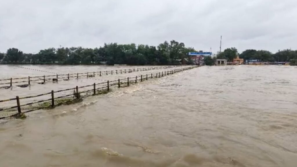 CG Heavy Rain: बारिश का असर: रायपुर का महादेवघाट पुल डूबा… कई जिले जलमग्न