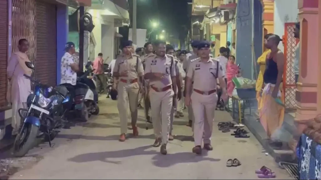 Devi Khappar Yatra: देवी खप्पर यात्रा से पहले अलर्ट मोड पर कबीरधाम पुलिस… शहर में निकाला फ्लैगमार्च