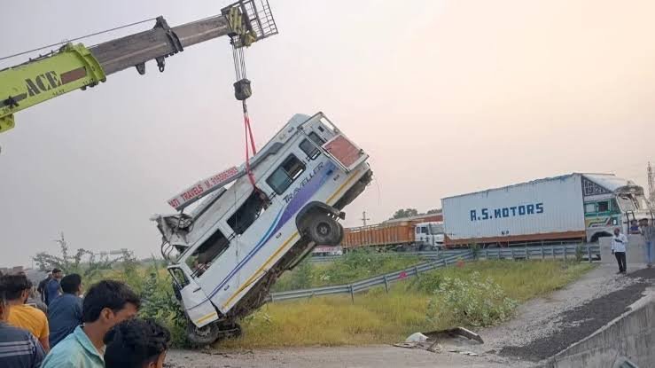 Kota Road Accident: खाटू श्याम के दर्शन से पहले बड़ा हादसा… ट्रैवलर नाले में गिरी, 8 की मौत