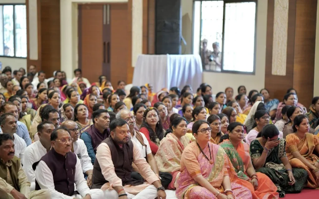 Smriti Irani Chhattisgarh: ‘मन की बात’ सुनने जमीन पर बैठीं स्मृति ईरानी