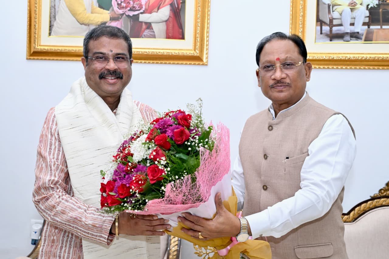 Raipur Meeting: CM विष्णु देव साय और धर्मेंद्र प्रधान की मुलाकात… क्या रही खास बात?