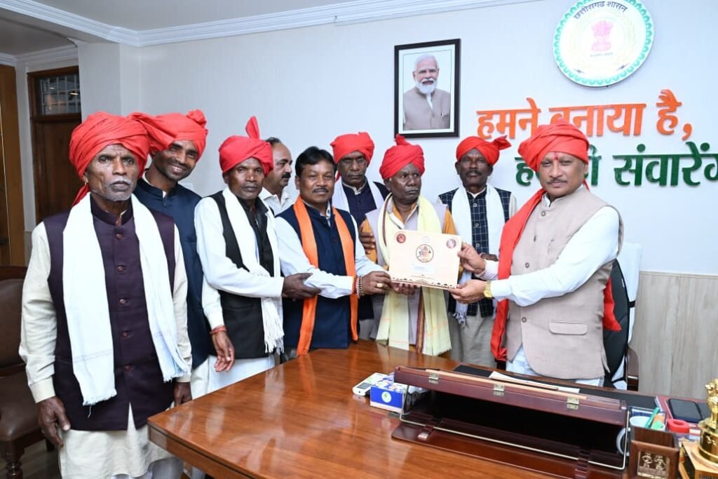 Bastar Dussehra: मुख्यमंत्री विष्णु देव साय को बस्तर दशहरा-2026 का न्योता… सांसद महेश कश्यप ने दिया आमंत्रण