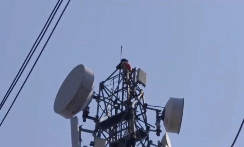 टावर पर चढ़ी महिला… 100 फीट ऊंचे मोबाइल टावर पर चढ़ने से मचा हड़कंप
