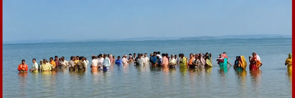 Gangrel Dam Protest: गंगरेल बांध में डूब प्रभावितों का जल सत्याग्रह… भूमि आवंटन की मांग तेज