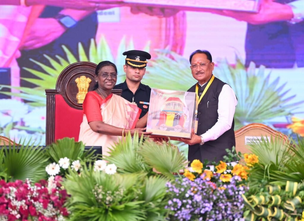 President Droupadi Murmu Bastar Visit: बस्तर दशहरा में शामिल हुईं राष्ट्रपति द्रौपदी मुर्मु… जनजातीय संस्कृति की सराहना की