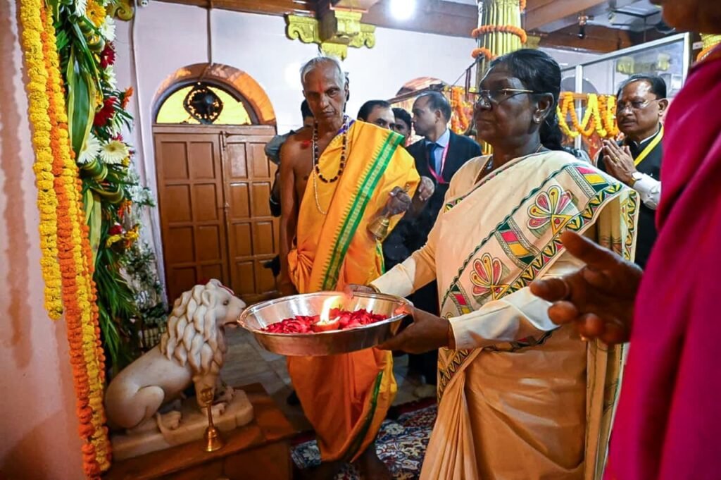 President Droupadi Murmu Danteshwari Temple Visit: जगदलपुर के मां दंतेश्वरी मंदिर पहुंचीं राष्ट्रपति मुर्मु… विधि-विधान से की पूजा-अर्चना