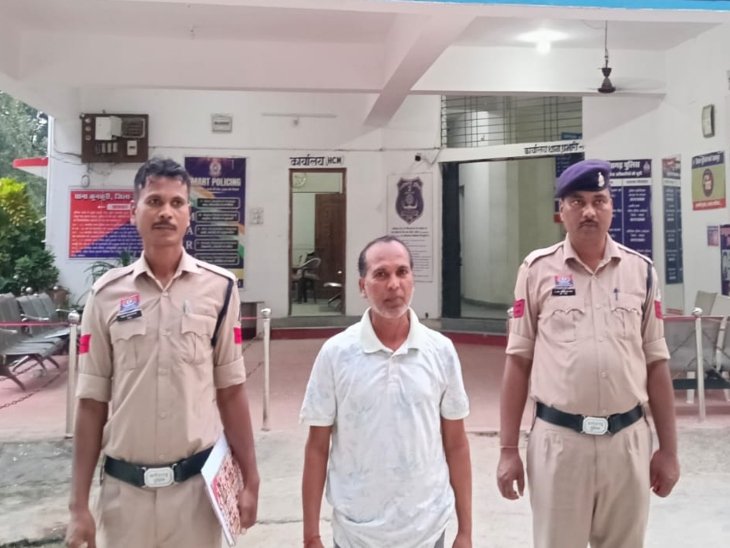 Jashpur Crime News: देवी-देवताओं पर आपत्तिजनक पोस्ट… पुलिस ने शिक्षक को किया गिरफ्तार