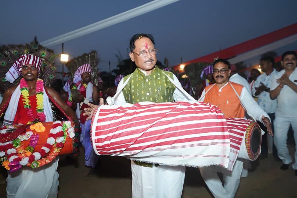 Raigarh Karma Festival: मांदर बजाकर कर्मा नृत्य में शामिल हुए CM साय… आदिवासी संस्कृति के रंग में रंगा महोत्सव