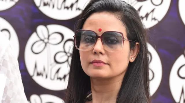 Mahua Moitra Viral Video: सांसद महुआ मोइत्रा ने पुलिसकर्मी को दांत से काटा… वीडियो वायरल