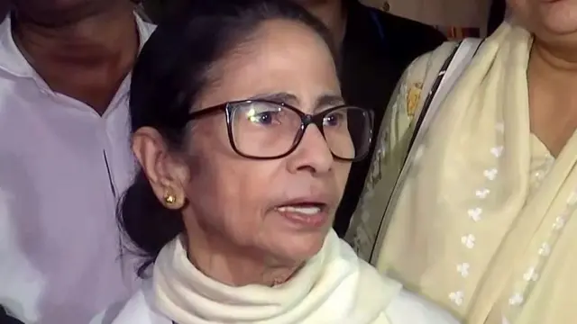 Kolkata Kalighat Incident: ममता बनर्जी पर हमले का आरोप… महिला हिरासत में