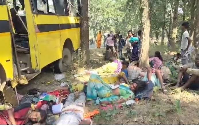Manendragarh Accident Breaking: मनेन्द्रगढ़ में पेड़ से टकराई यात्री बस… बच्ची समेत 6 की मौत