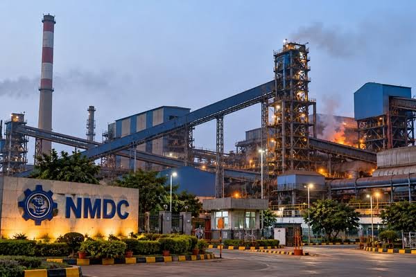 Plant Fire: NMDC स्टील प्लांट में आग के बाद बड़ा सवाल… अधिकारियों को क्यों नहीं मिली सूचना?