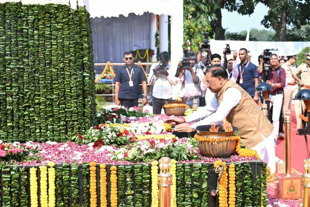 Police Smriti Diwas: CM विष्णुदेव साय ने शहीद जवानों को किया नमन… कहा- बस्तर में लौट रहा शांति और विश्वास