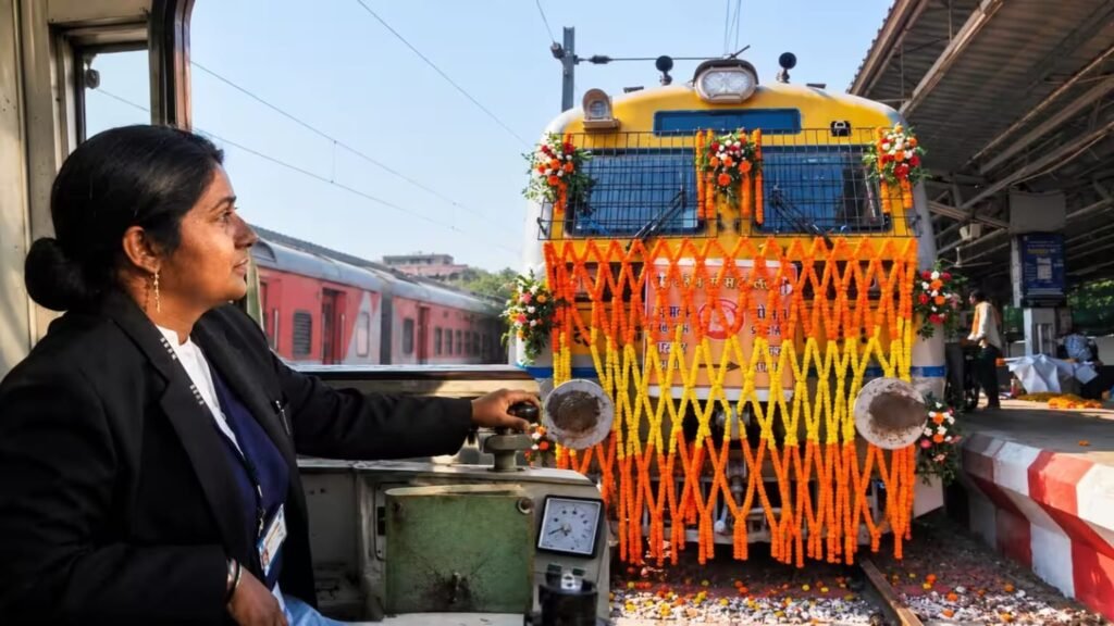 Chhattisgarh: आजादी के बाद पहली बार रावघाट पहुंची ट्रेन… महिला लोको पायलट प्रतिभा बंसोड़ ने रचा इतिहास