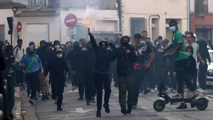 France Student Protest: फ्रांस में छात्रों का हल्ला… 400 स्कूल बंद
