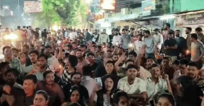 CG Student Protest: परीक्षा में देरी से नाराज अभ्यर्थी… गांधी चौक पर कैंडल मार्च निकालकर जताया विरोध