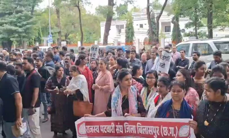 Patwari Hadtaal: पटवारी हड़ताल 16वें दिन भी जारी… मांगों को लेकर सौंपा ज्ञापन