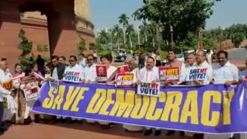 INDIA Block Protest: SIR के विरोध में हंगामा…बैरिकेड के सामने धरने पर बैठे राहुल-प्रियंका