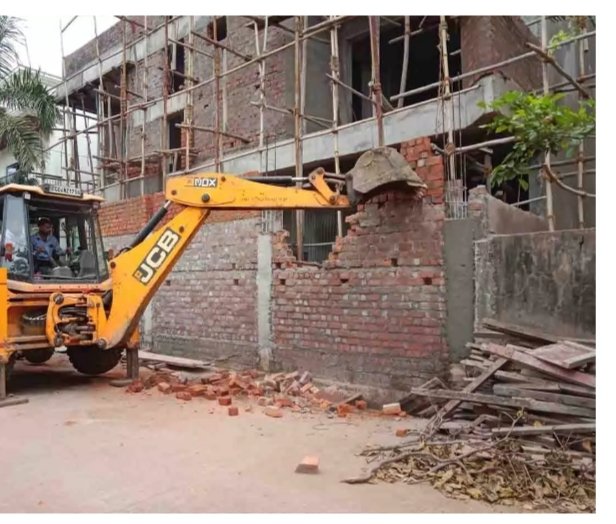 Raipur Bulldozer Action: रायपुर में अवैध निर्माण पर नगर निगम का एक्शन… जोन-8 में चला बुलडोजर
