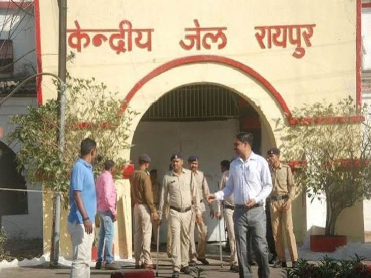 Navratri Special: नवरात्रि पर रायपुर सेंट्रल जेल में 1300 बंदियों को बांटे फल
