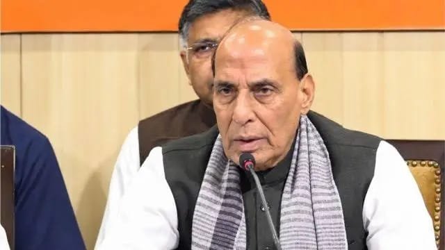 Delhi Politics: राजनाथ सिंह ने राहुल गांधी को दी सलाह… बोले- टकराव नहीं, संवाद का रास्ता चुनें